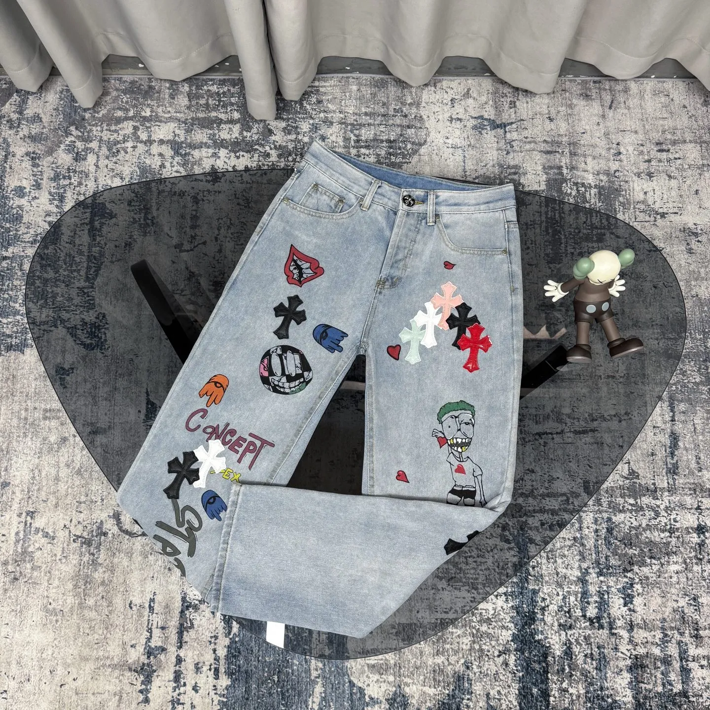 P250 Chrome Hearts | 25TX CH Chrome Hearts joint clown limited edition graffiti crocodile leather jeans. Very rare on the market. The 17 crosses on the entire pair of pants are made of three different materials (crocodile skin, lambskin, horse hair). The materials are all real materials. They are not comparable to ordinary styles. A great item to buy 🔥 Color: light blue Size: 28/30/32/34/36 Waist: 72/77/82/87/92 Sitting: 99/104/109/114/119 Pants length: 100/102/104/106/108